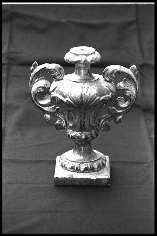 vaso d'altare con composizione floreale, serie - produzione modenese (sec. XVIII)