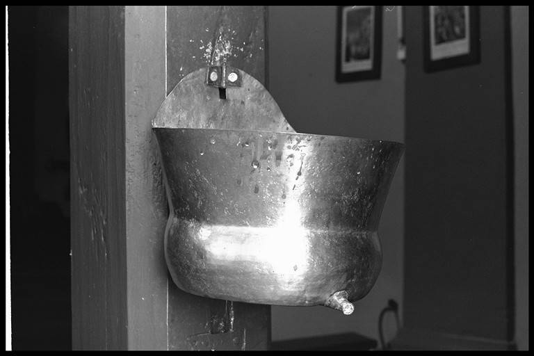 lavabo da sacrestia, frammento - manifattura emiliano-lombarda (sec. XVIII)