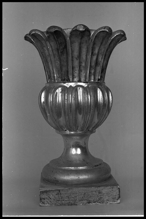 vaso d'altare con composizione floreale, serie - manifattura emiliana (metà sec. XIX)