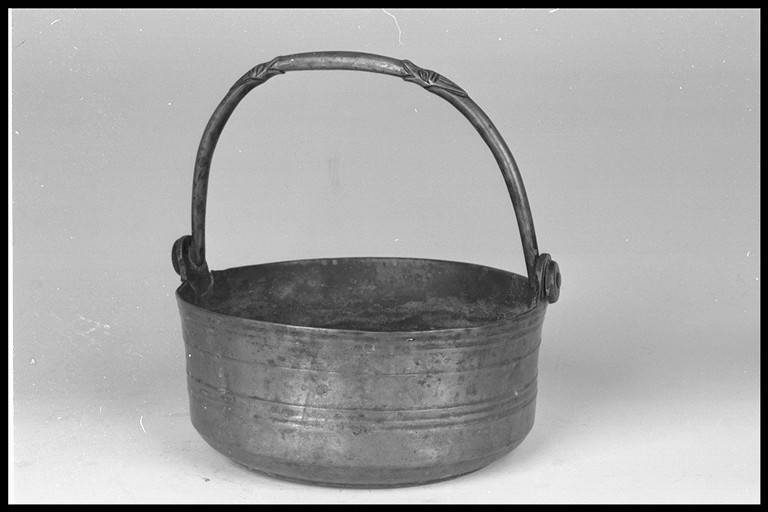 secchiello per l'acqua benedetta - manifattura emiliana (metà sec. XVII)