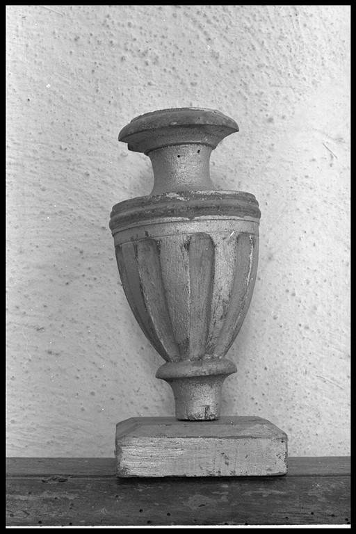 vaso d'altare con composizione floreale, serie - manifattura modenese (fine sec. XIX)