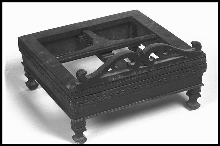 leggio da tavolo - pieghevole - manifattura emiliana (fine/inizio secc. XVII/ XVIII)