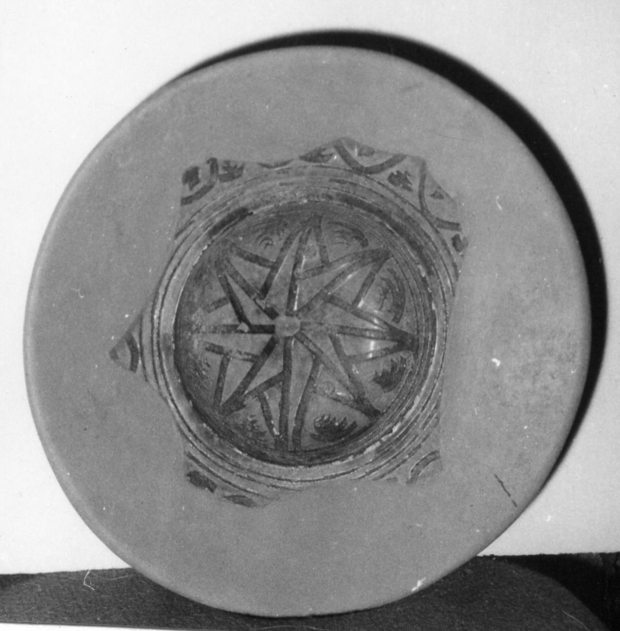 motivi decorativi geometrici e vegetali (piatto) - bottega modenese (prima metà sec. XVI)