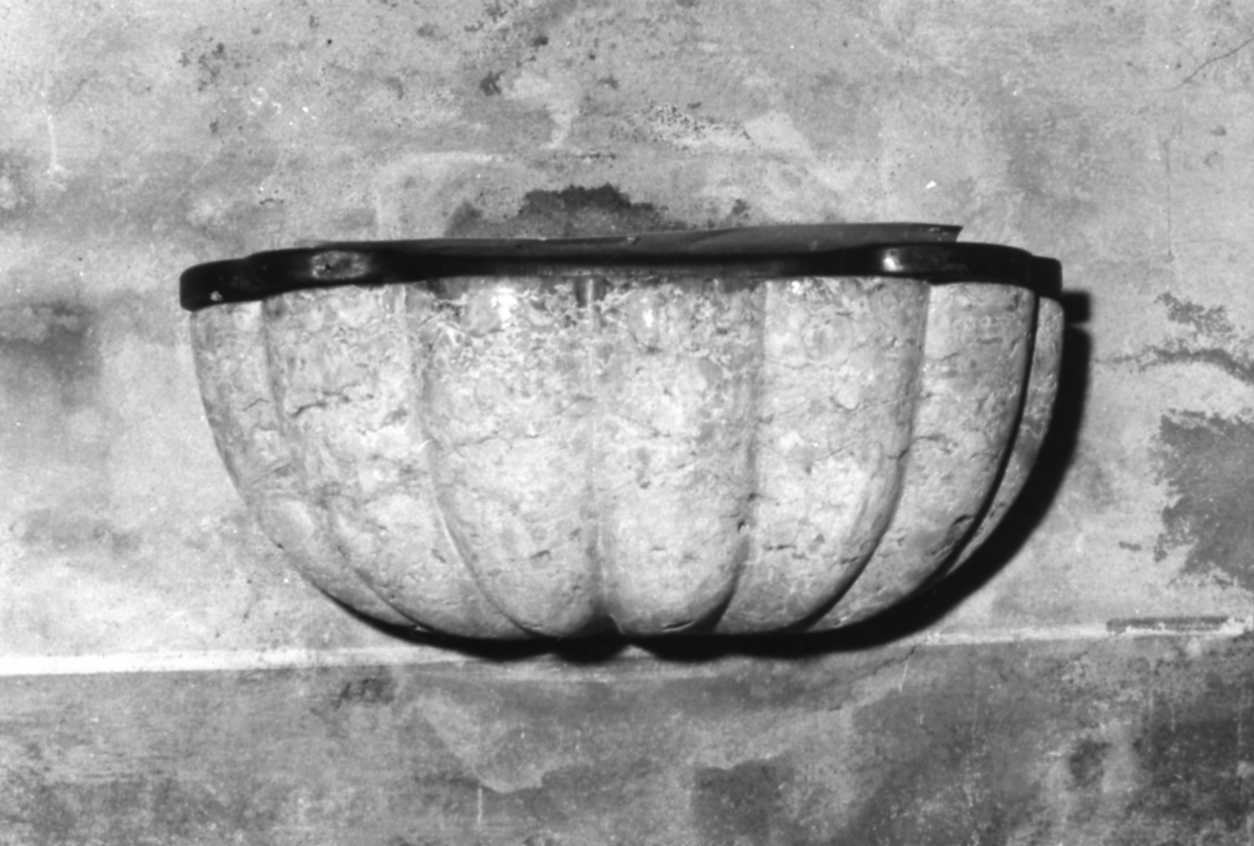 acquasantiera - a conchiglia, serie - bottega modenese (metà sec. XVIII)