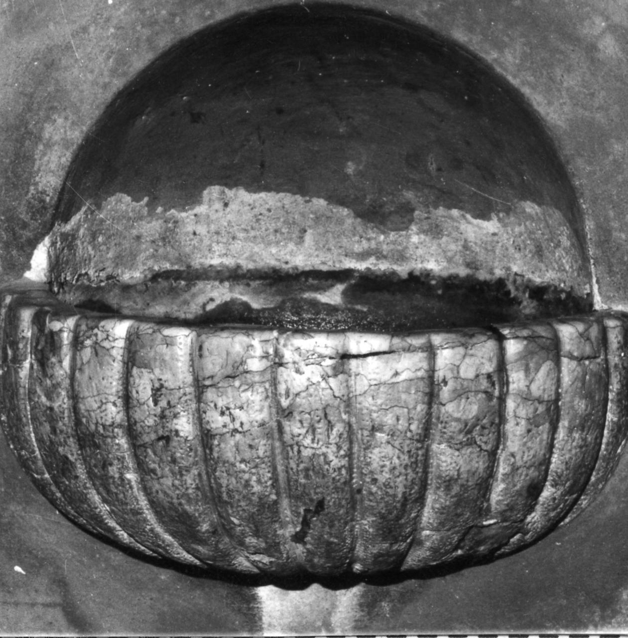 acquasantiera - a conchiglia, serie - bottega modenese (metà sec. XVIII)