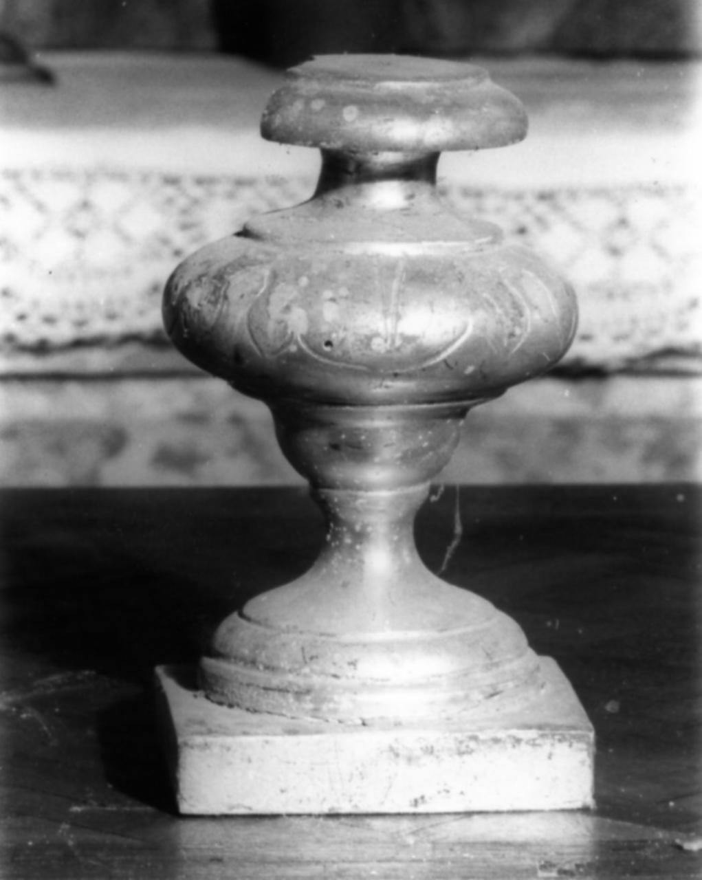 vaso d'altare con composizione floreale, serie - bottega emiliana (prima metà sec. XIX)
