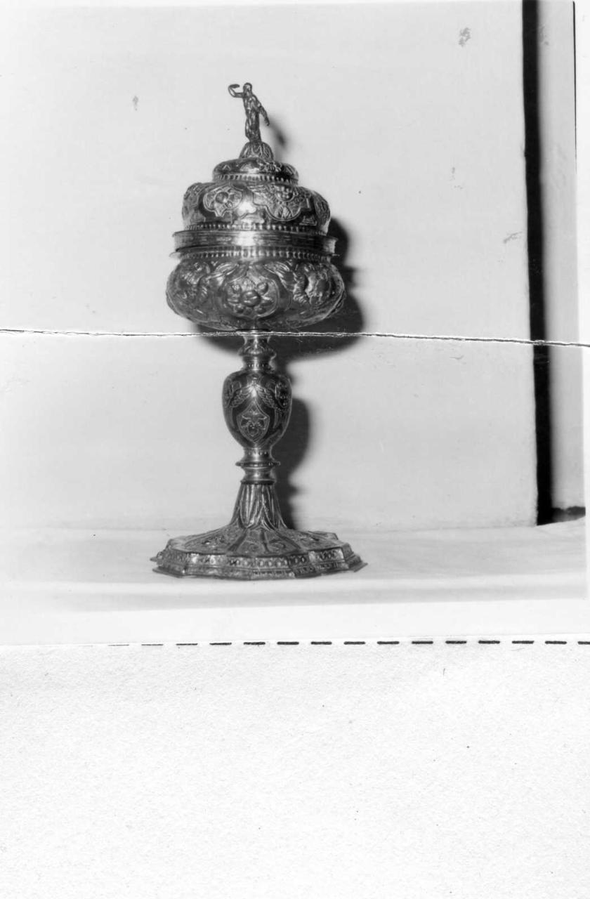 pisside - bottega emiliana (fine/inizio secc. XVI/ XVII)