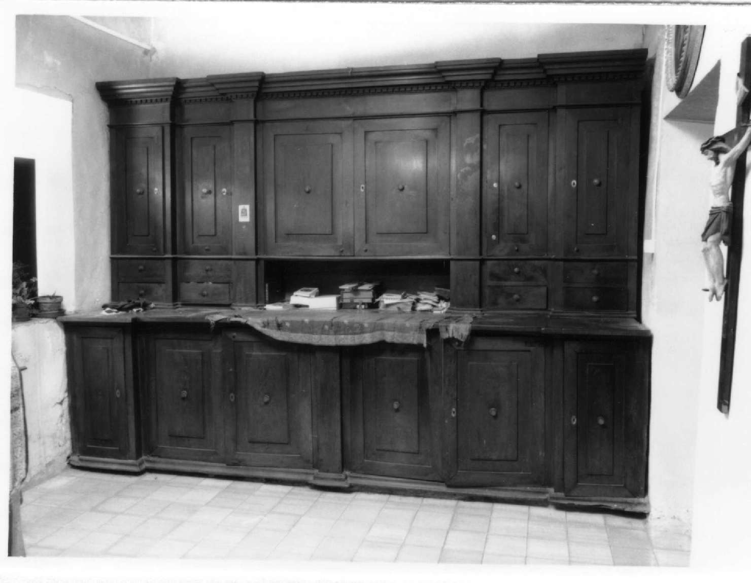 mobile da sacrestia - ambito emiliano (sec. XIX)