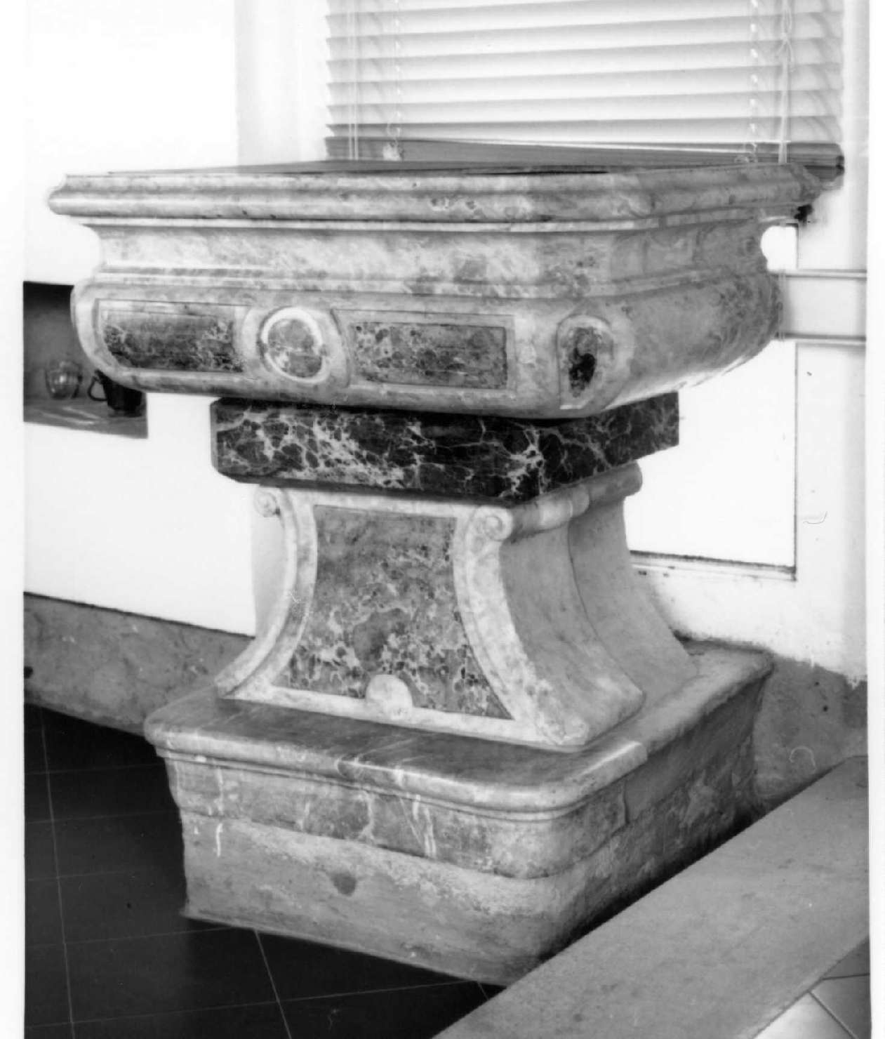 fonte battesimale - ambito parmense (sec. XVIII)