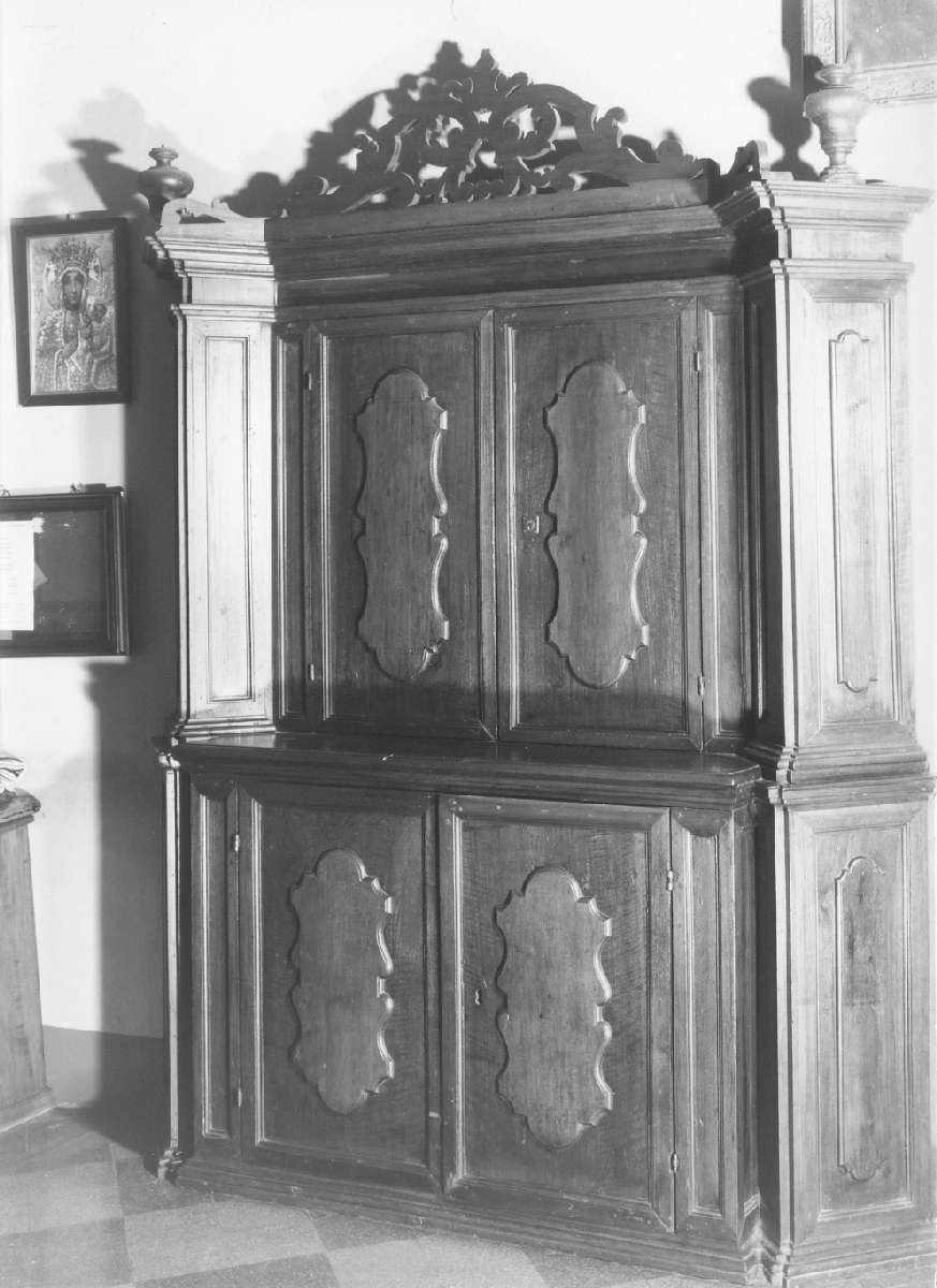 armadio da sacrestia - manifattura sassolese (seconda metà sec. XVIII)