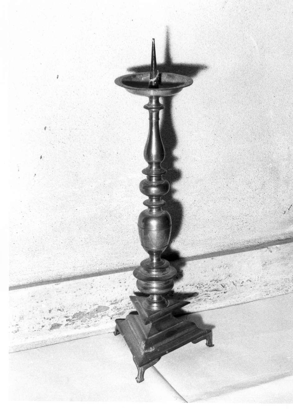 candeliere d'altare, serie - manifattura emiliana (sec. XVII)