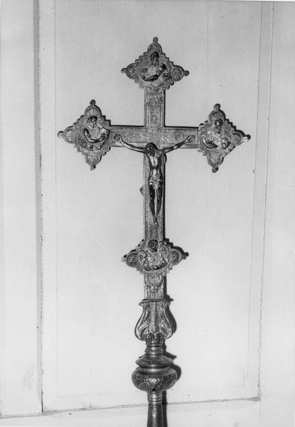 motivi decorativi geometrici e vegetali stilizzati (croce processionale) - bottega reggiana (fine/inizio secc. XVI/ XVII)