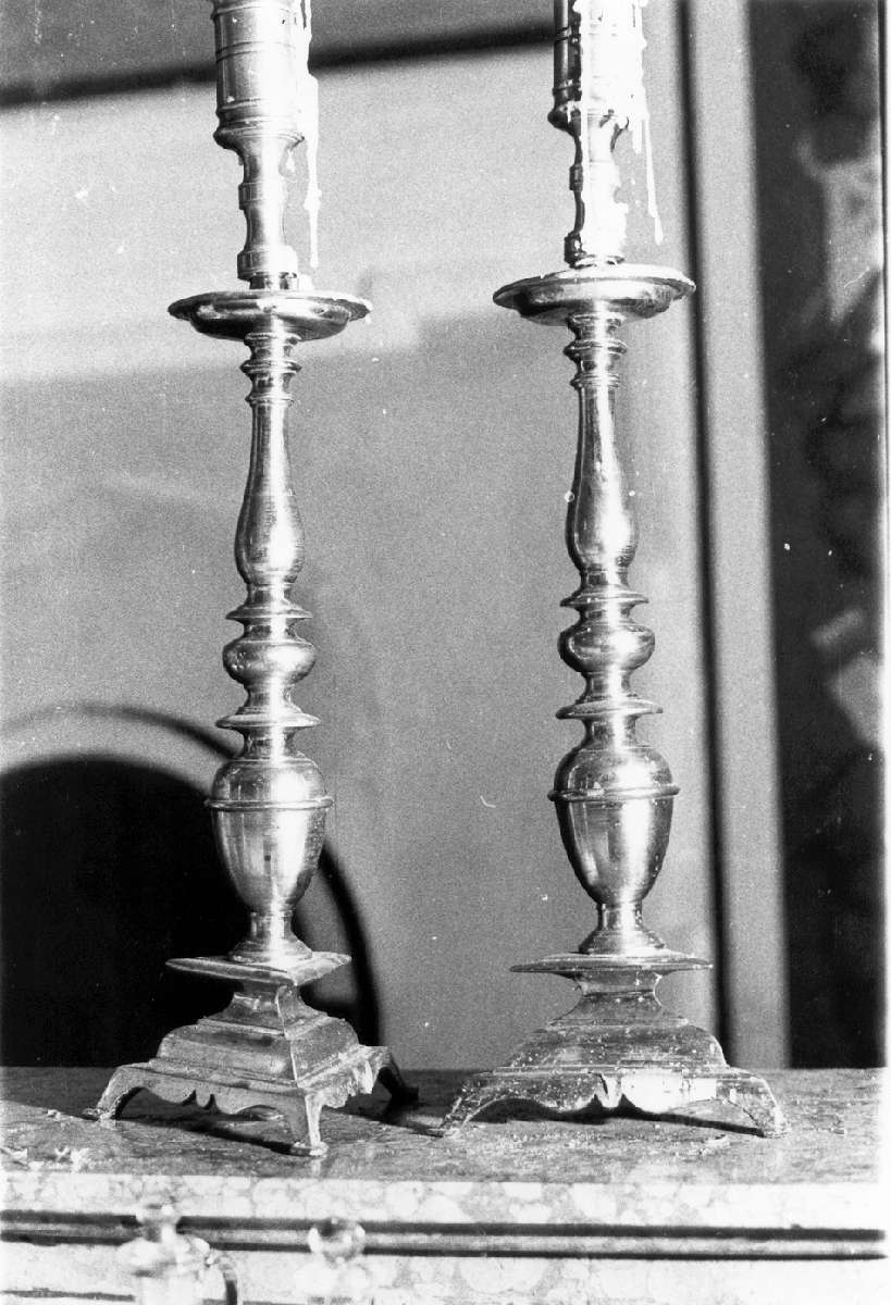 candeliere d'altare, serie - manifattura reggiana (sec. XVIII)