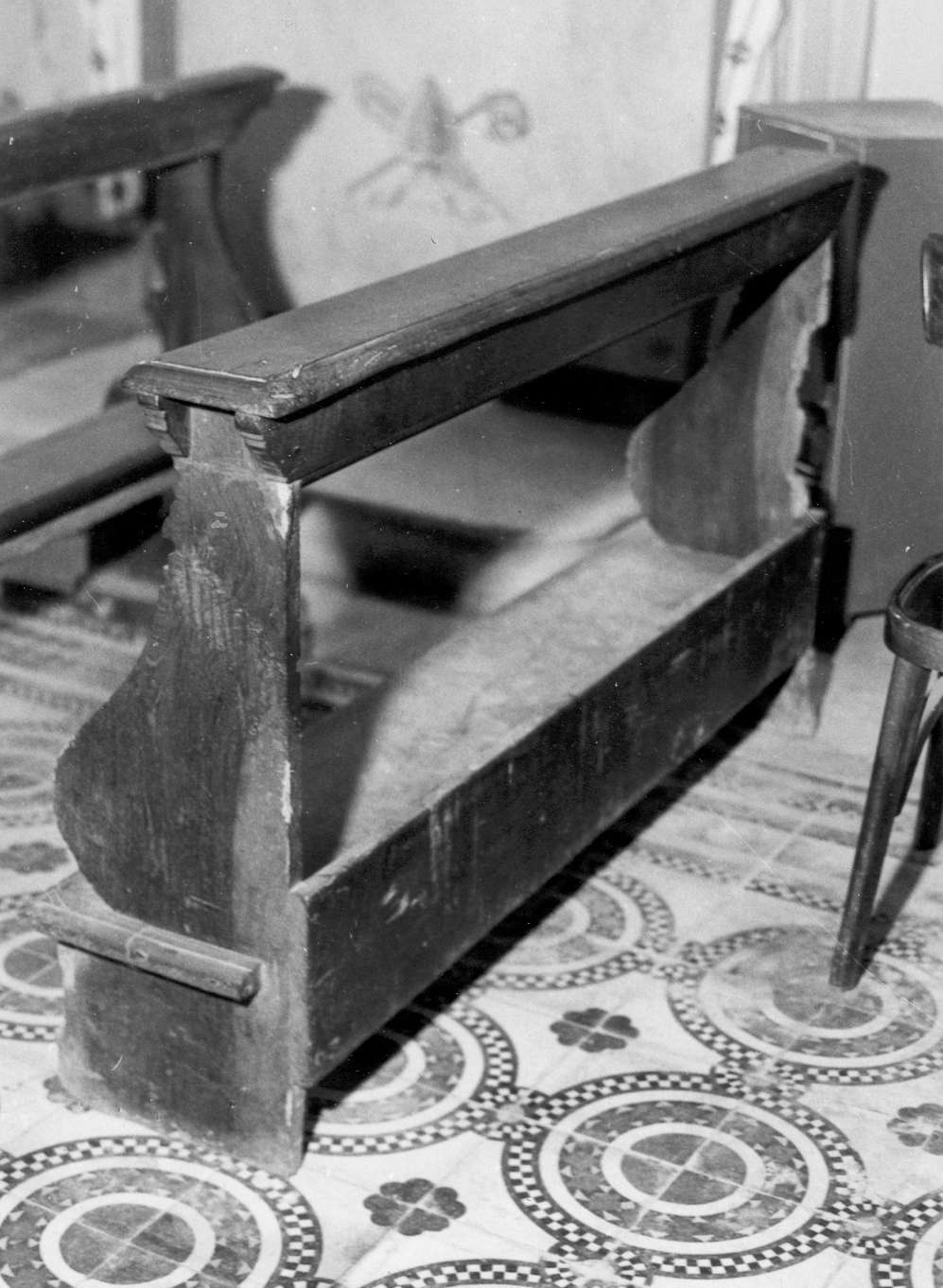 inginocchiatoio - manifattura reggiana (fine/inizio secc. XVII/ XVIII)