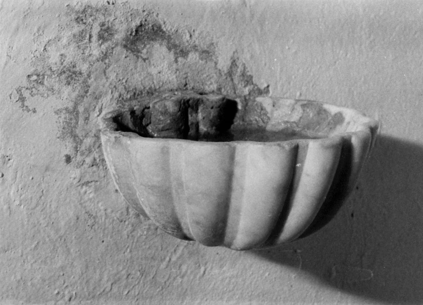 acquasantiera - a conchiglia - manifattura reggiana (sec. XVIII)