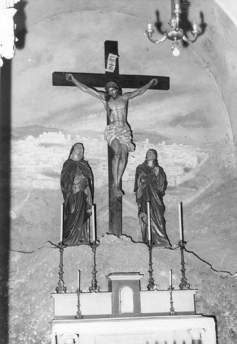 crocifissione di Cristo con la Madonna e San Giovanni evangelista (gruppo scultoreo) - produzione italiana (sec. XX)