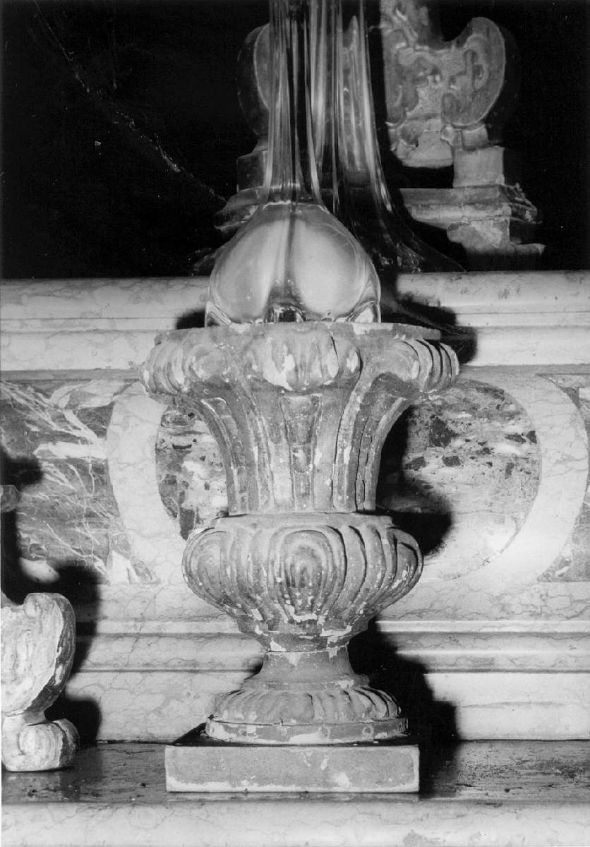 vaso d'altare con composizione floreale, serie - manifattura modenese (seconda metà sec. XVIII)