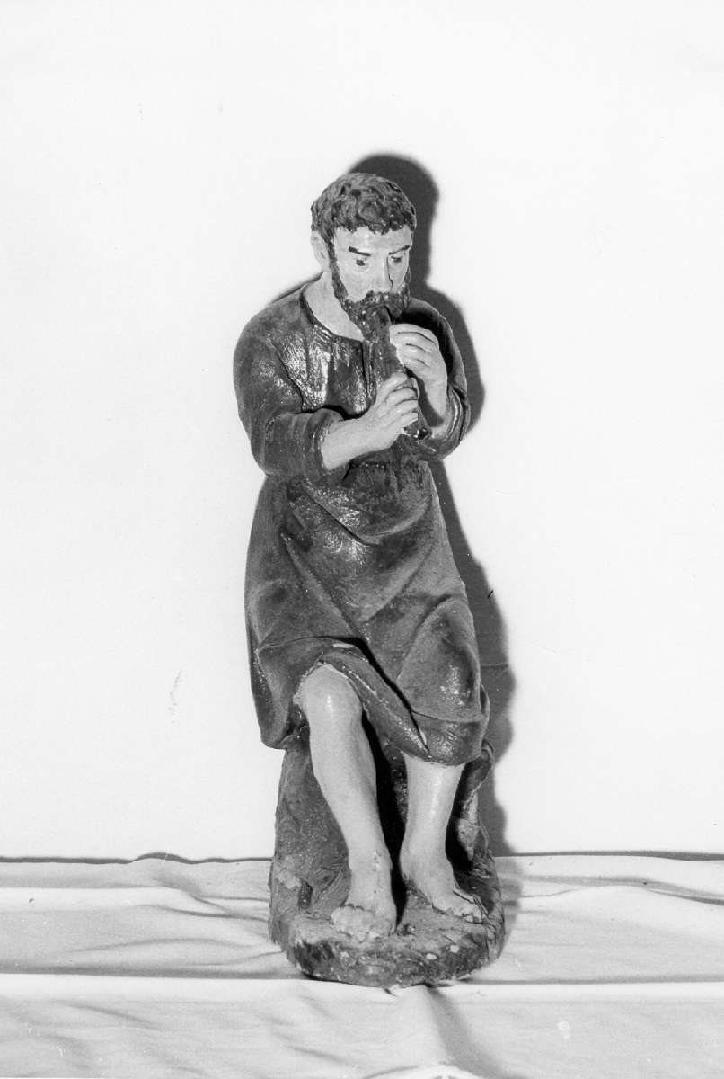 pastore che suona (statuetta di presepio, elemento d'insieme) di Bisi Ciro (attribuito) (fine sec. XIX)