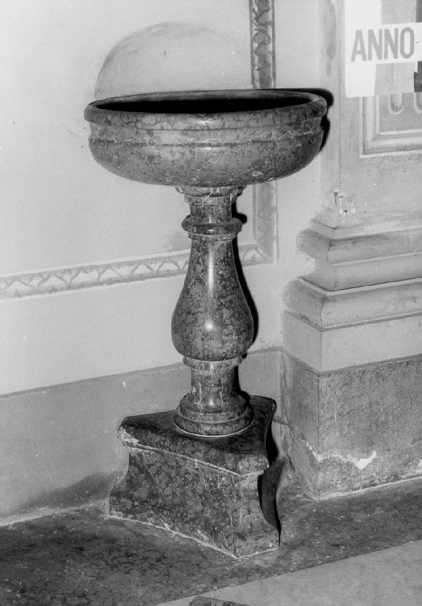 acquasantiera - a fusto - manifattura veronese (prima metà sec. XVIII)