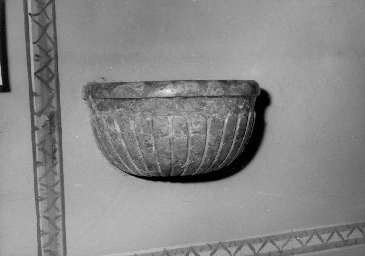 acquasantiera - a conchiglia - manifattura emiliana (ultimo quarto sec. XVII)