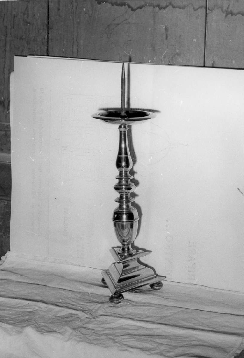 candeliere d'altare, serie - manifattura emiliana (prima metà sec. XVII)