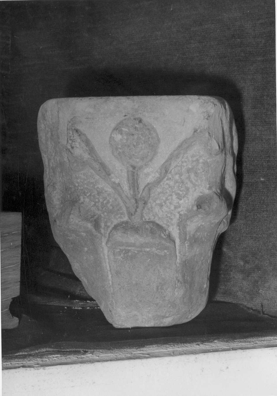 motivo decorativo a foglie d'acqua (capitello) - bottega emiliano-lombarda (sec. XII)