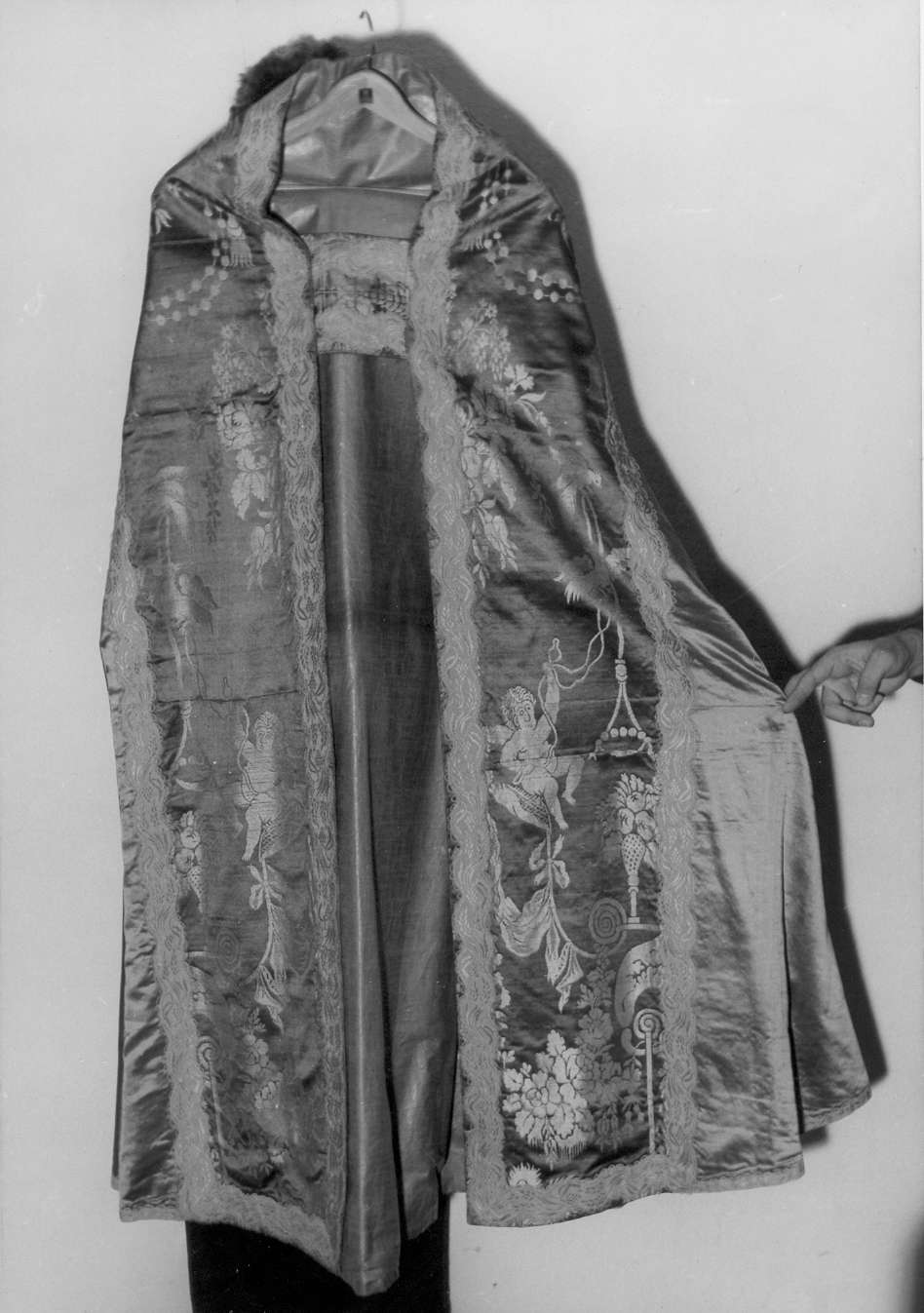 piviale - manifattura emiliana (seconda metà sec. XVII, sec. XVII)