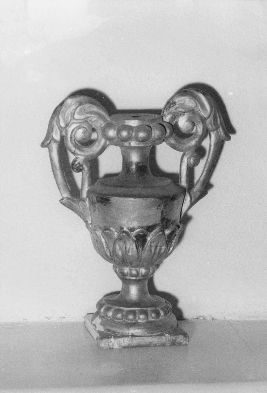 vaso d'altare con composizione floreale, serie - manifattura reggiana (inizio sec. XIX)