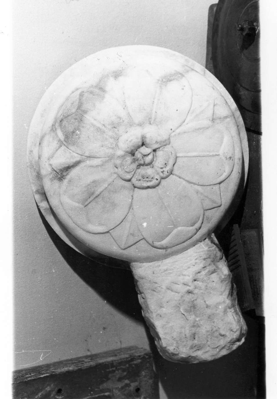 vasca di acquasantiera - manifattura emiliana (sec. XVIII)