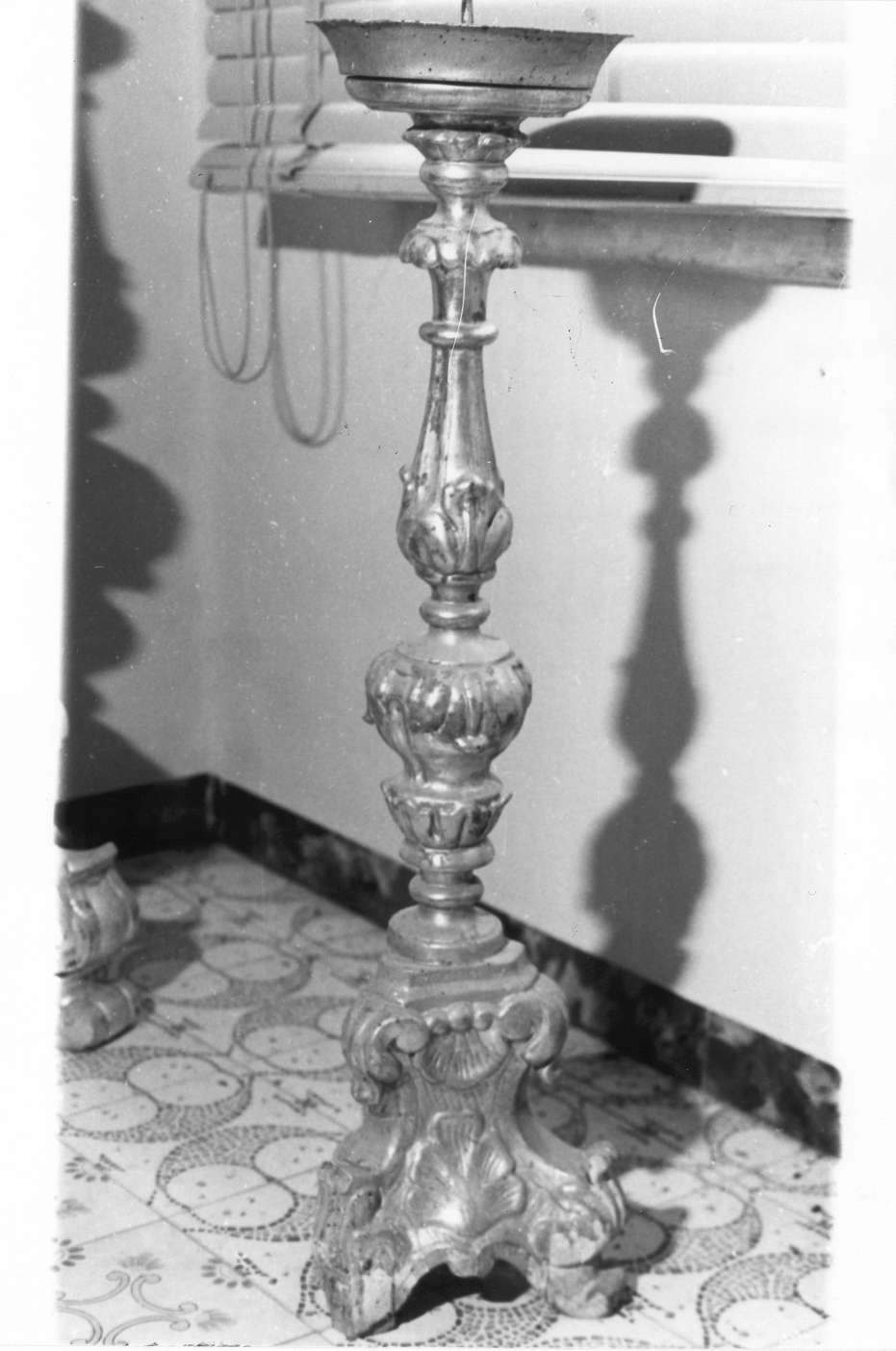 candeliere d'altare, serie - manifattura reggiana (sec. XVIII)