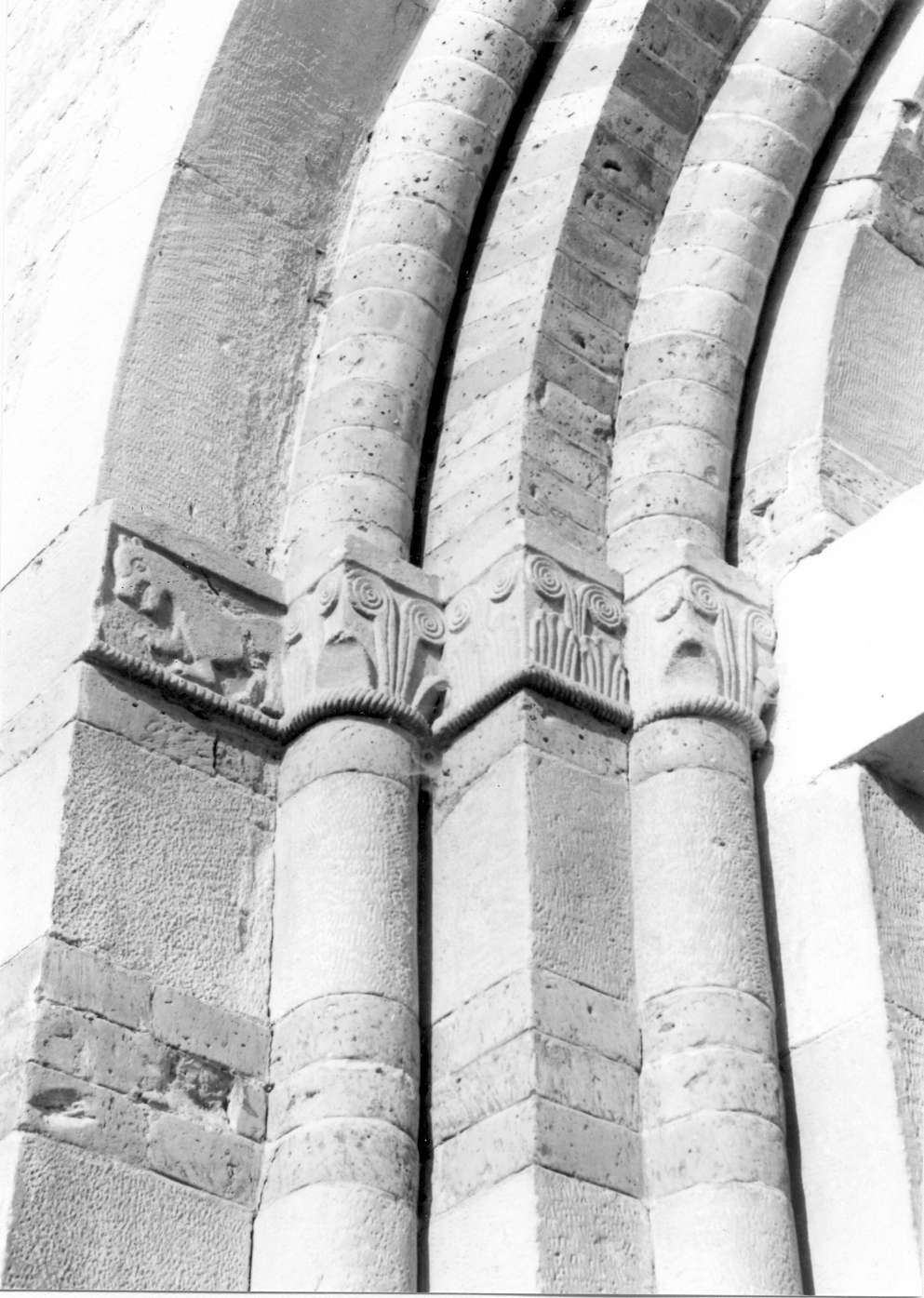 motivi decorativi a palmette e a foglie stilizzate (decorazione plastica) - manifattura reggiana (prima metà sec. XII)