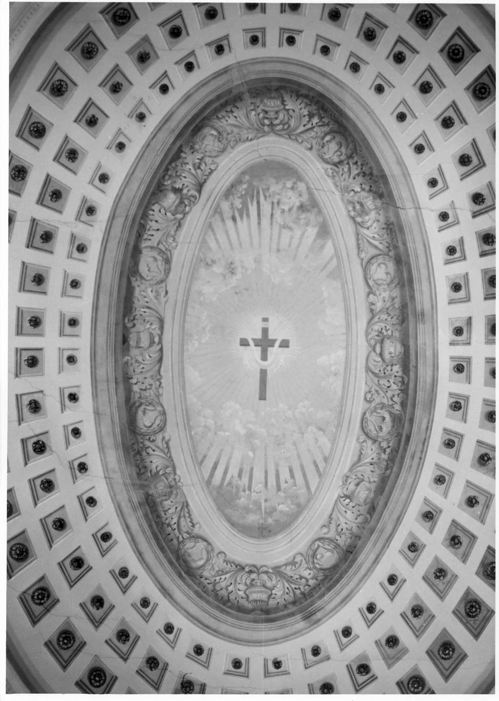 motivi fogliati e a racemi circondano un cielo azzurro velato di nuvole con al centro una croce raggiata (decorazione pittorica) - ambito reggiano (prima metà sec. XIX)