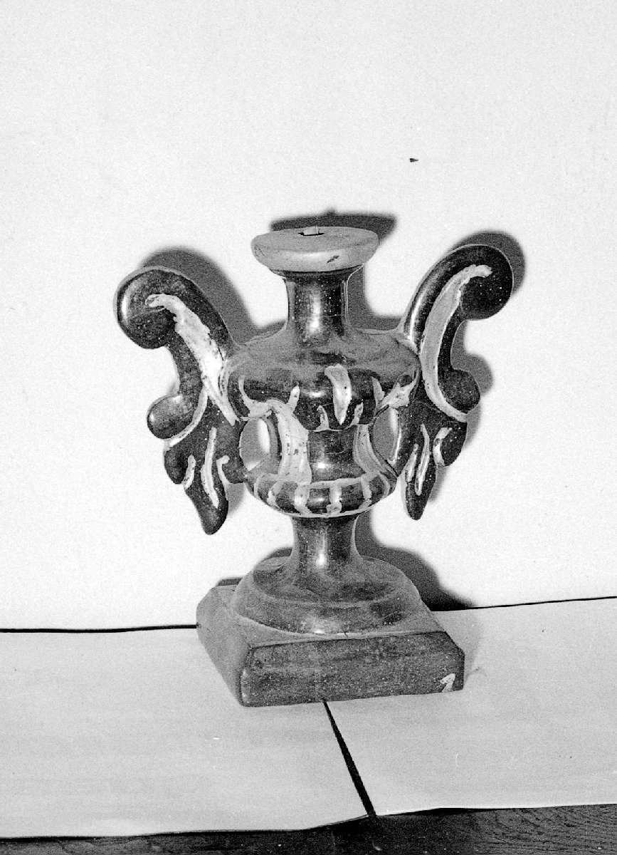 vaso d'altare con composizione floreale, serie - manifattura reggiana (fine/inizio secc. XVIII/ XIX)