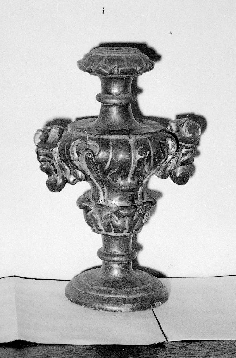 vaso d'altare con composizione floreale, serie - manifattura reggiana (fine/inizio secc. XVIII/ XIX)
