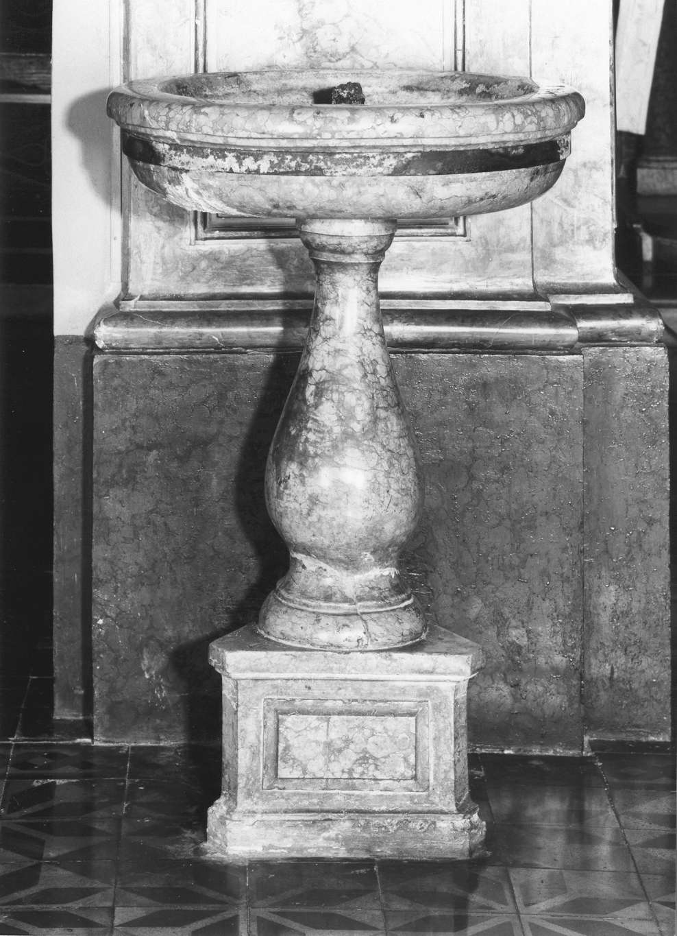 acquasantiera - a fusto - manifattura emiliano-lombarda (prima metà sec. XVII)