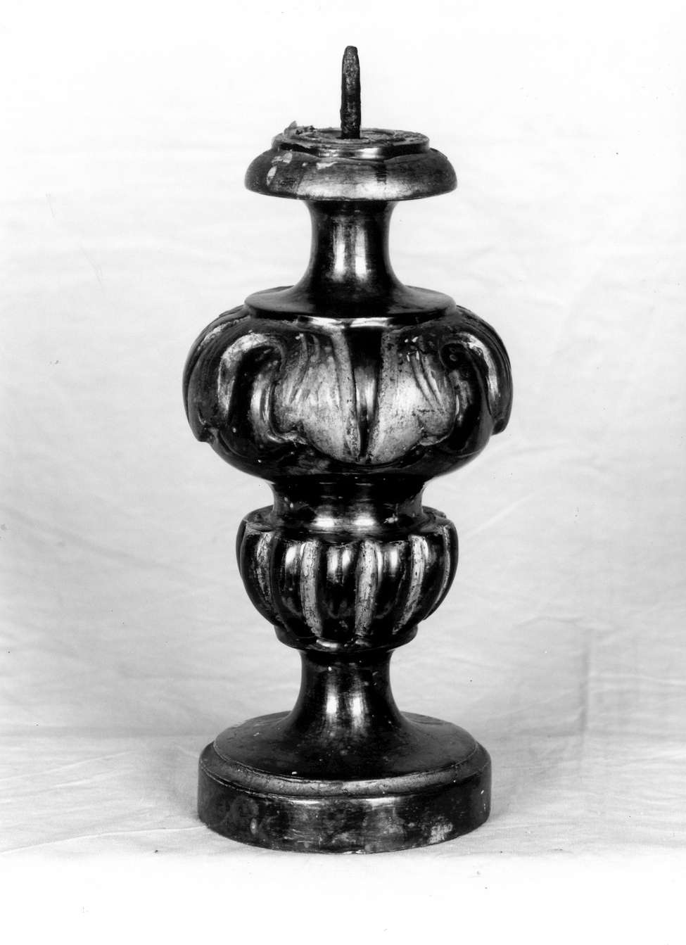 vaso d'altare con composizione floreale, serie - manifattura emiliana (secc. XVIII/ XIX)