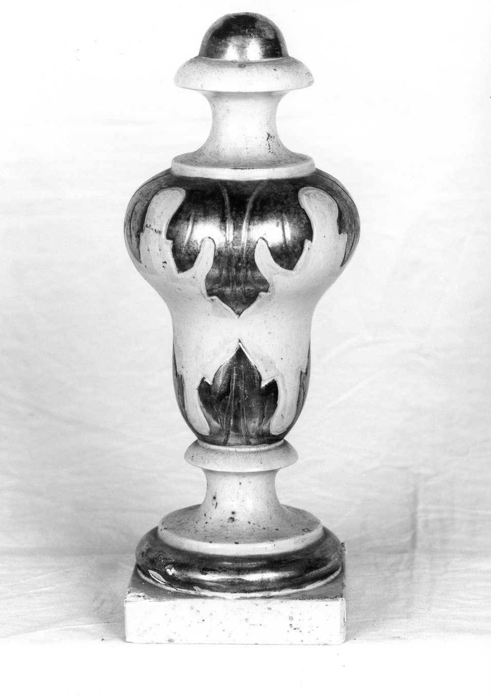 vaso d'altare con composizione floreale, serie - manifattura emiliana (sec. XIX)