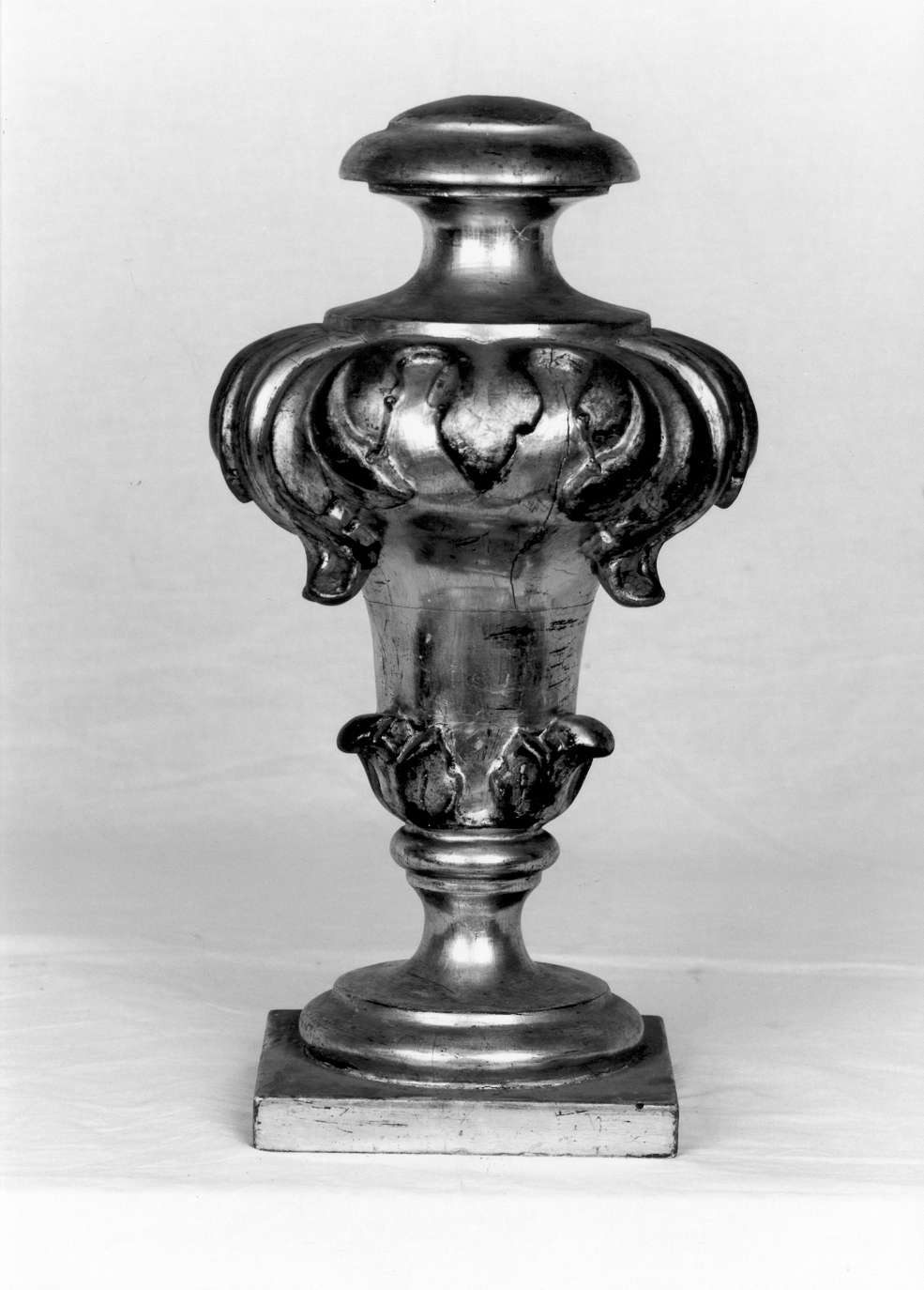 vaso d'altare con composizione floreale, serie - manifattura emiliana (prima metà sec. XIX)