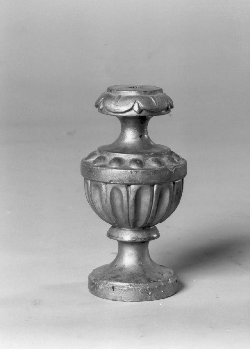 vaso d'altare con composizione floreale, serie - manifattura emiliana (sec. XIX)