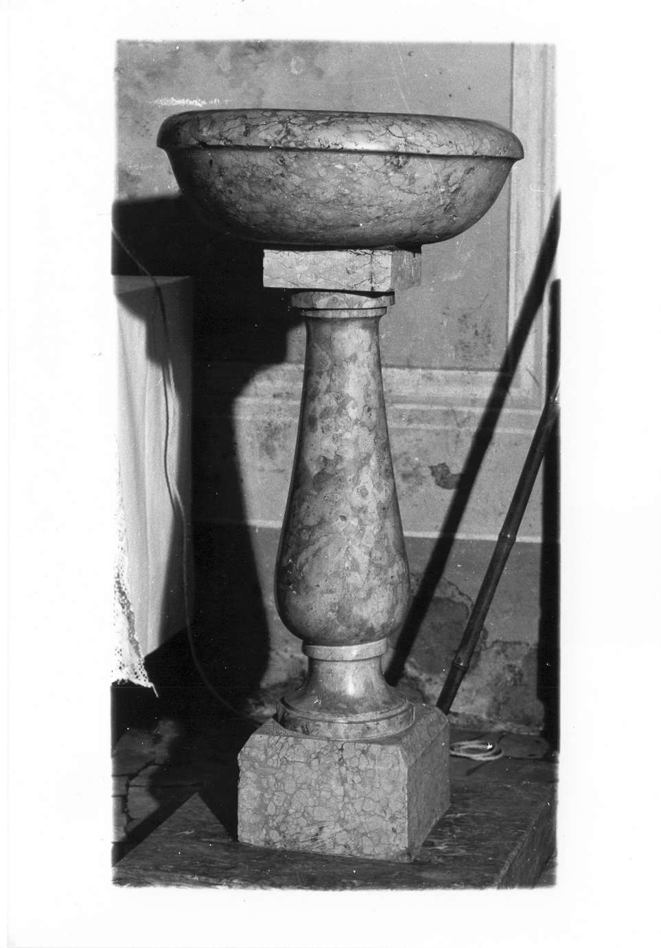 acquasantiera - a fusto - manifattura emiliana (sec. XVIII)