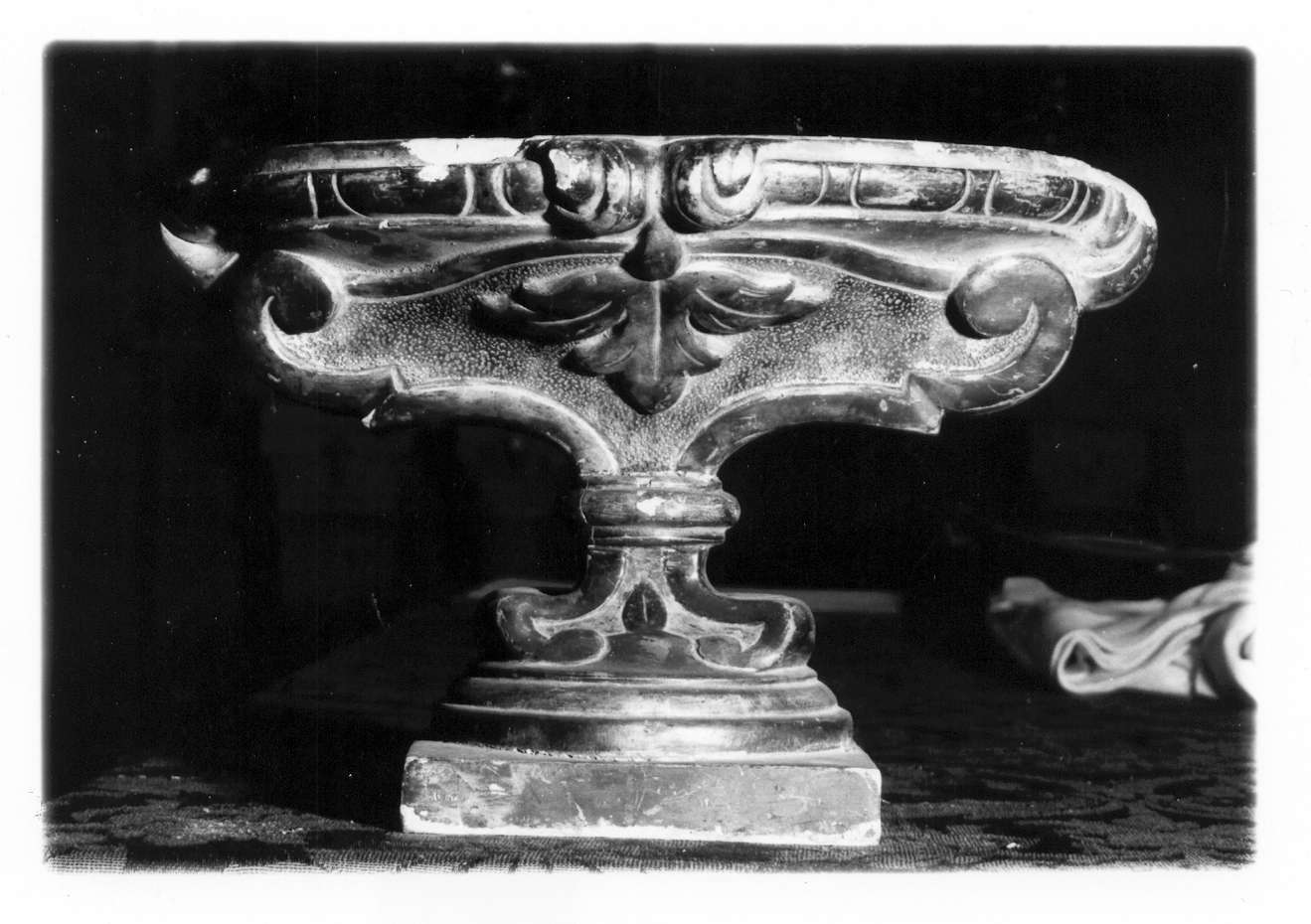 vaso d'altare con composizione floreale, serie - manifattura emiliana (seconda metà sec. XVIII)