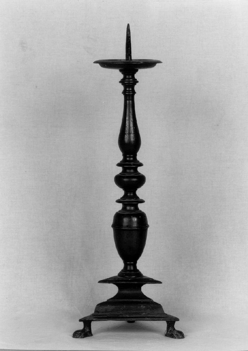 candeliere d'altare, serie - manifattura reggiana (sec. XVII)