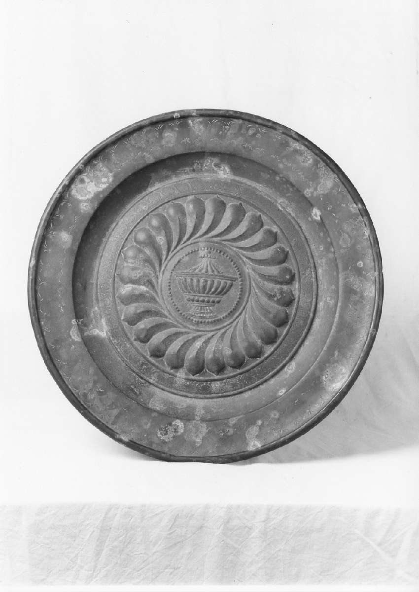 piatto per elemosine - manifattura fiamminga (prima metà sec. XVII)