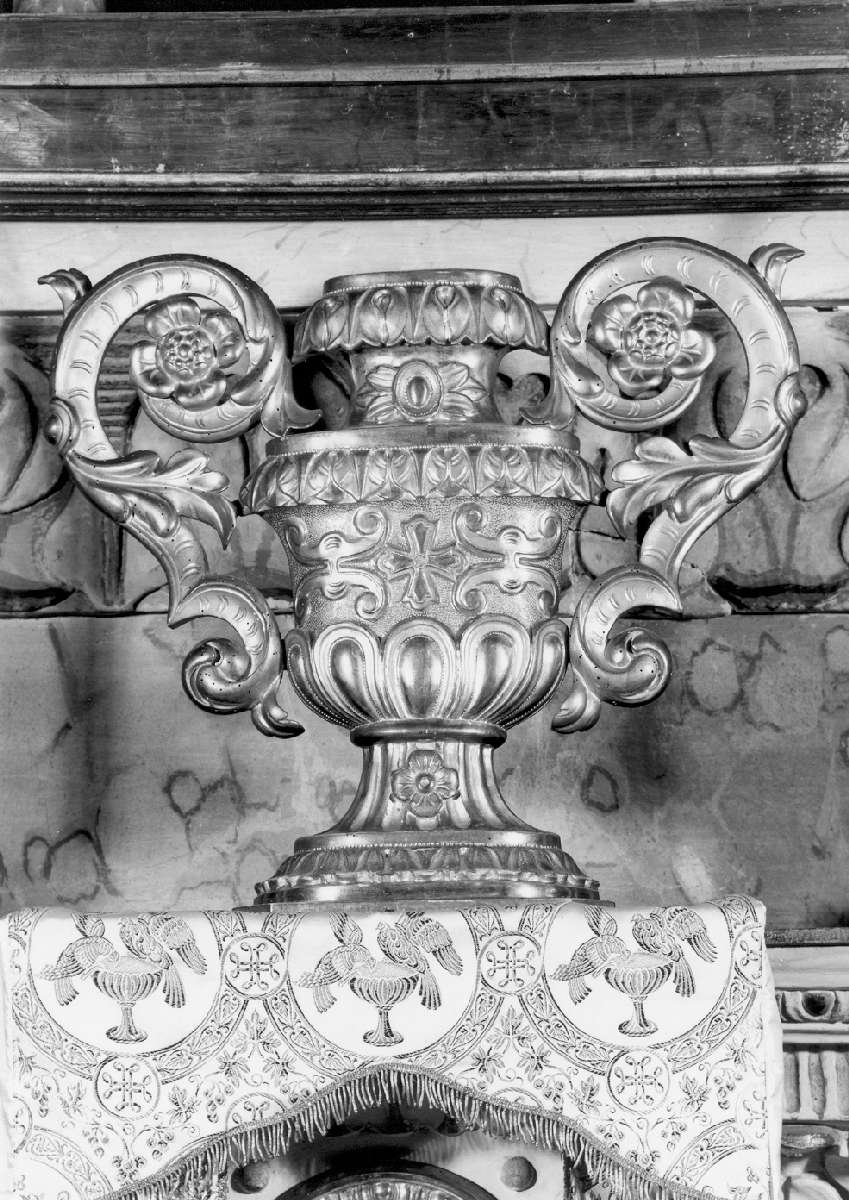 vaso d'altare con composizione floreale di Beneventi Domenico (sec. XIX)