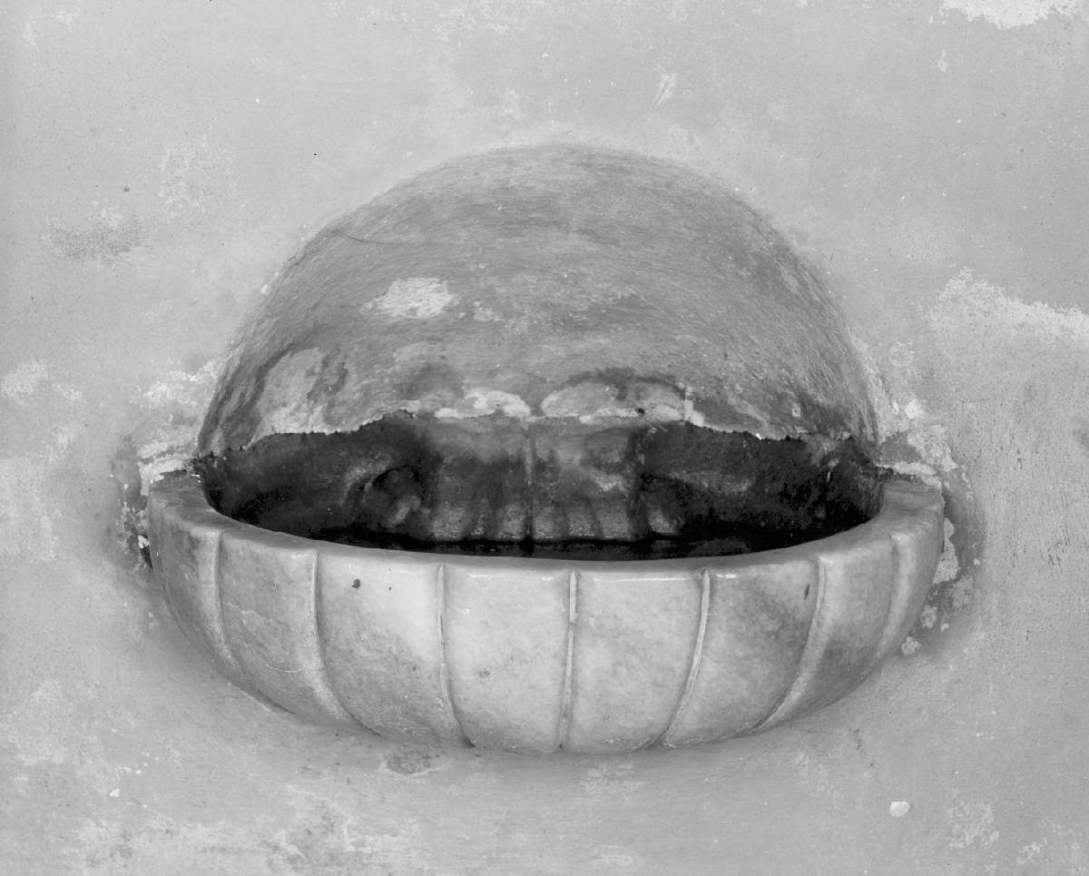 acquasantiera - a conchiglia - manifattura emiliana (sec. XIX)