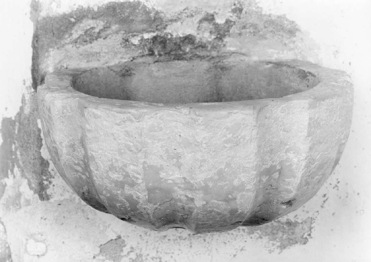 acquasantiera da parete, serie - manifattura reggiana (sec. XVIII)