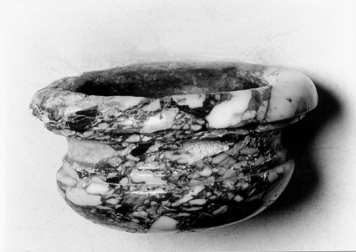 acquasantiera da parete, serie - manifattura reggiana (sec. XVIII)