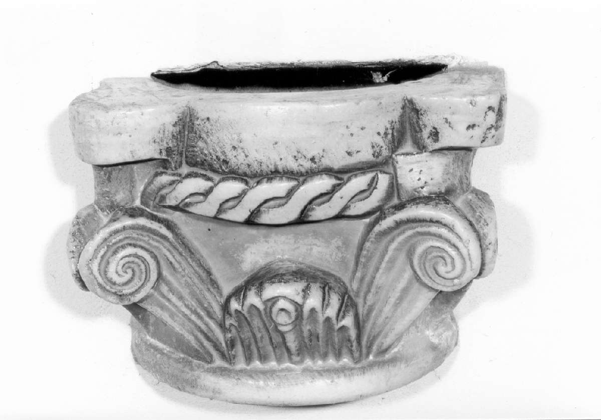 acquasantiera da parete - ambito Italia centrale (sec. XIII)