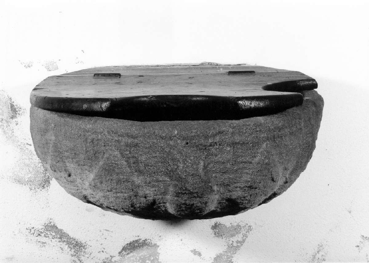 acquasantiera da parete - manifattura reggiana (sec. XVII)