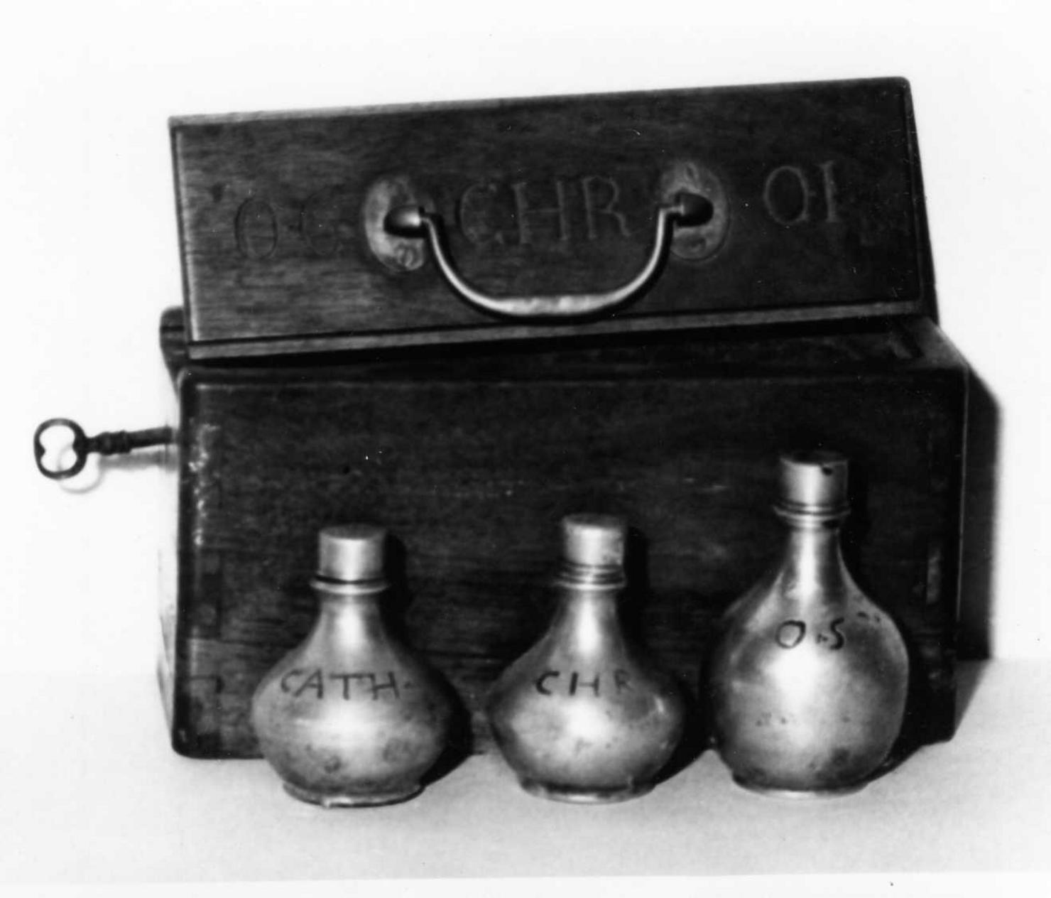 custodia - di vasetti per oli santi - bottega modenese (inizio sec. XIX)